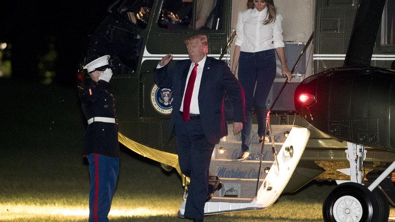 Fotografija: Vrnitev Donalda Trumpa in prve dame Melanie z evropske turneje na južni travnik Bele hiše FOTO: AP