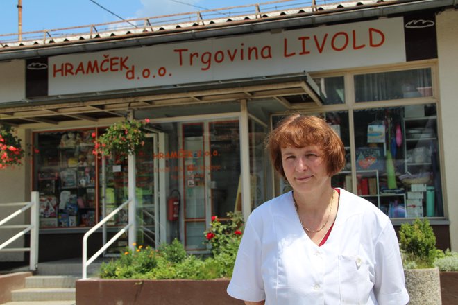 »Tu imamo to, kar hočemo imeti,« pojasnjuje Majda Štimec, lastnica livoldske trgovine. FOTO: Simona Fajfar