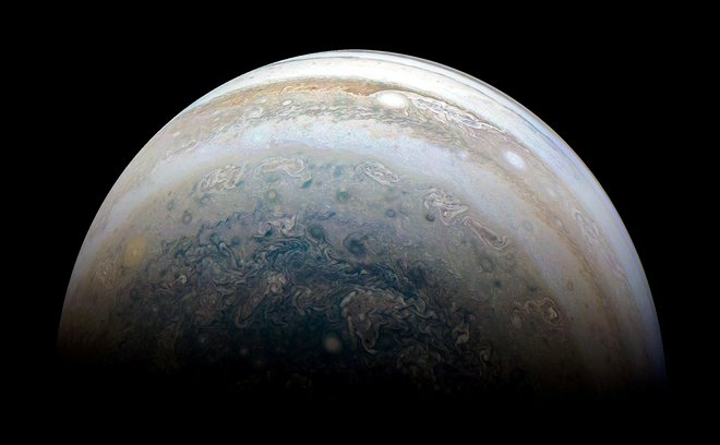 Okoli Jupitra trenutno raziskuje sonda Juno. FOTO: Reuters