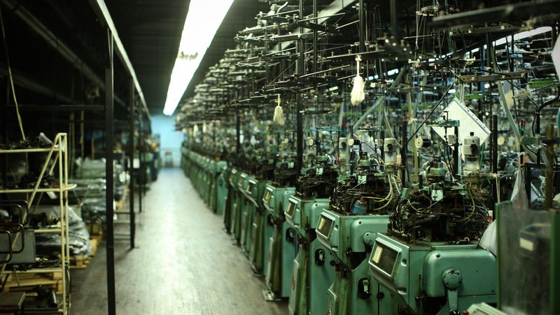 Fotografija: Pletilnica, kjer so včasih delali v treh izmenah in je brnelo več sto strojev hkrati, je povsem prazna že nekaj dni, večina strojev je utihnila že davno. FOTO: Jure Eržen/Delo