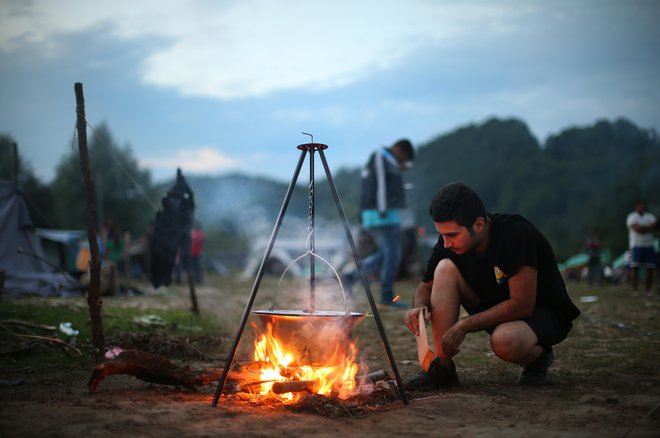 Begunci in migranti v improviziran kampu na obrobju Velike Kladuše FOTO: Jure Eržen