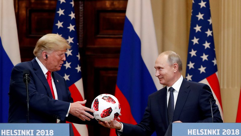 Fotografija: Ruski predsednik Putim je svojemu ameriškemu kolegu Trumpu med skupno novinarsko konferenco podaril nogotmetno žogo. FOTO: Grigory Dukor/Reuters