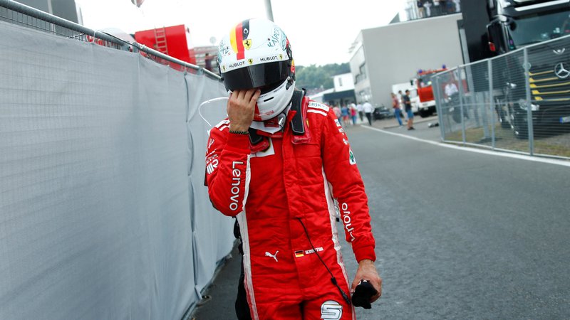 Fotografija: Namesto da bi se doma veselil zmage, je Sebastian Vettel razočaran odkorakal s steze.
FOTO Reuters