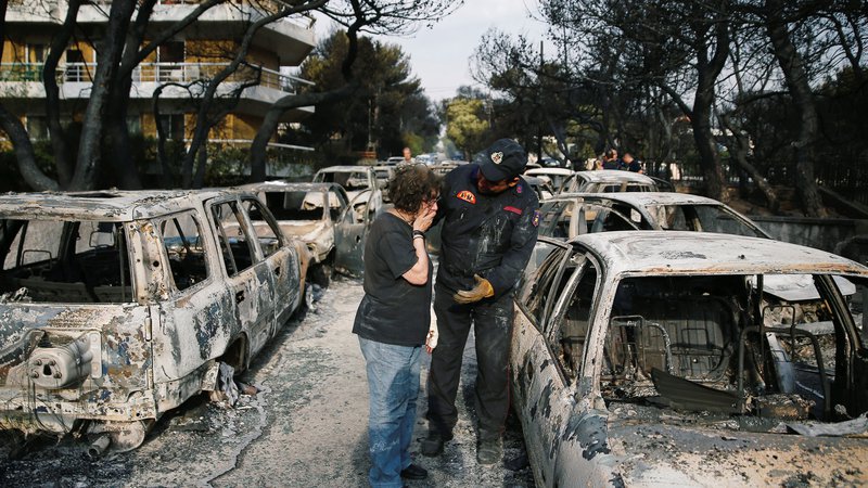 Fotografija: Obupani ljudje iščejo svoje sorodnike in prijatelje na pogoriščih. FOTO: Costas Baltas/Reuters