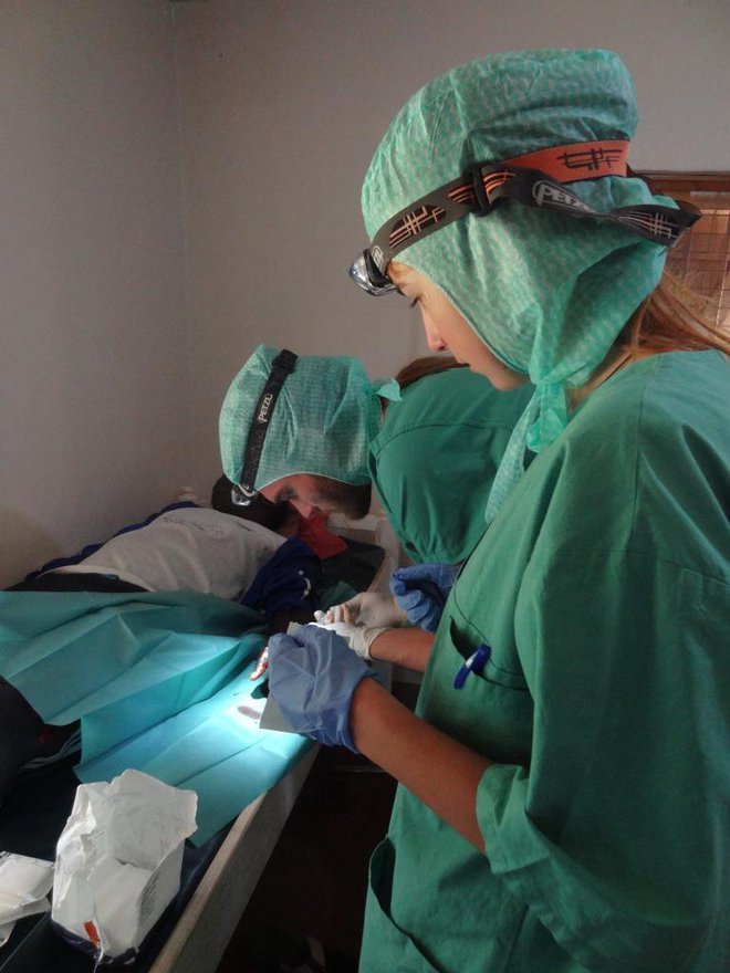 Mladi zdravniki pomagajo pacientom v Majiwi. FOTO: Osebni arhiv