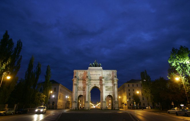 Vsi turisti si želijo v Münchnu ogledati sloviti slavolok zmage Siegestor.<br />
<br />
<em>FOTO</em> Reuters