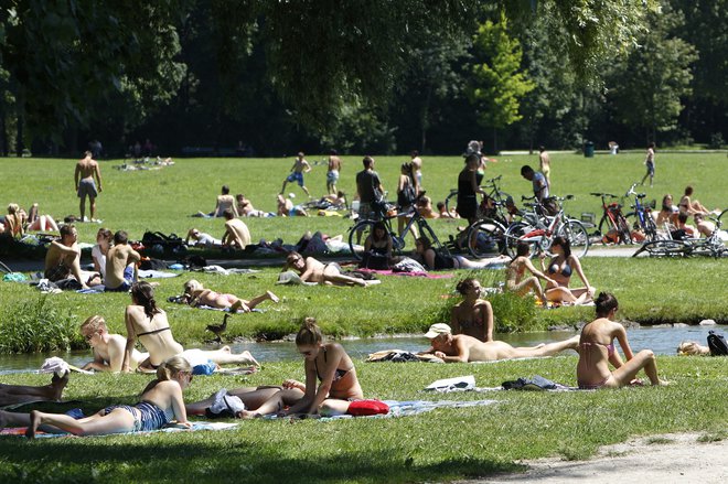 Angleški vrt v mestu je v tem času poln domačinov in turistov, ki se sončijo in hladijo v potoku.<br />
<br />
<em>FOTO</em> Reuters