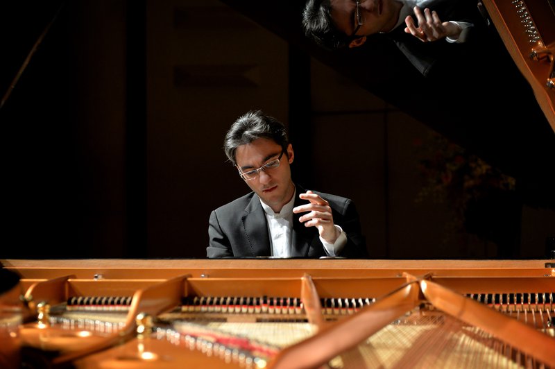 Fotografija: Pianist Aleksander Gadžijev je z orkestrom debitiral že pri devetih letih. Foto Internet