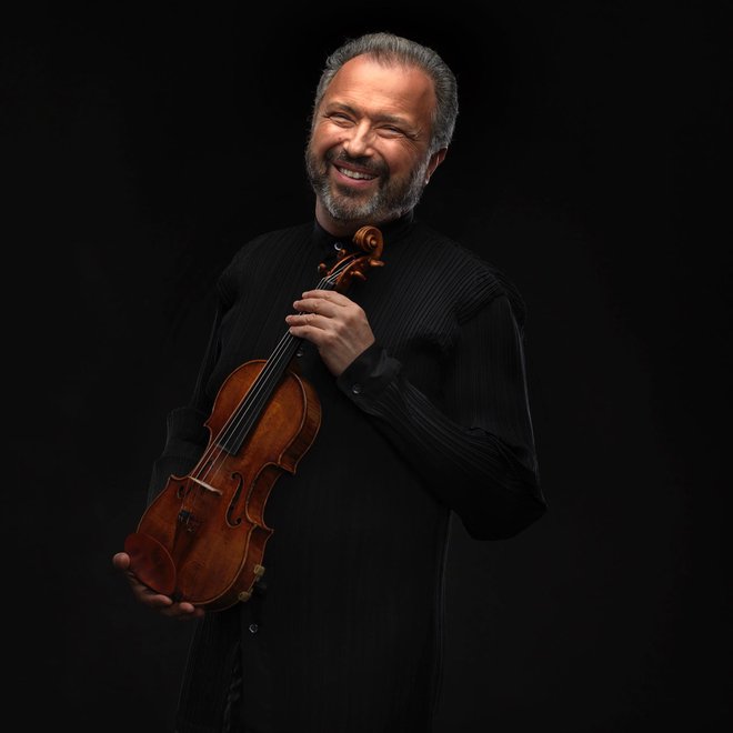 V vlogi solista in koncertnega mojstra se bo predstavil vsestranski violinist Dimitrij Sitkovecki. Foto: John Walsh
