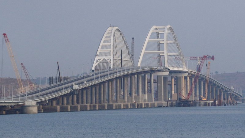 Fotografija: Most, ki povezuje Krim in Rusijo, so odprli maja letos. FOTO: Pavel Rebrov/Reuters