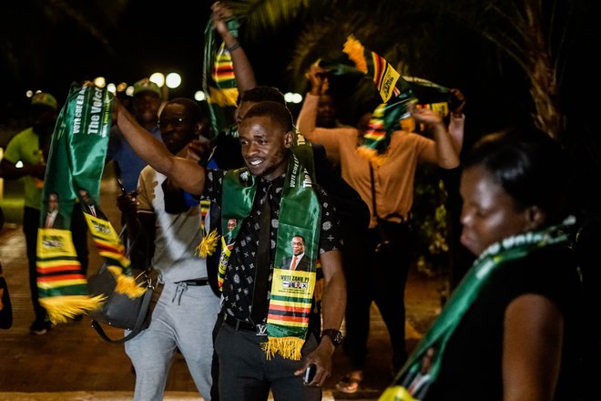 Veselje podpornikov stranke Zanu-PF ob zmagi voditelja Emmersona Mnangagwe, nekdanjega zaveznika dolgoletnega predsednika Roberta Mugabeja FOTO: Zinyange Auntony/AFP
