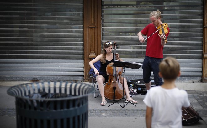 Mlada Poljaka sta Wolfovo ulico napolnila z baročno glasbo. FOTO: Bla Samec