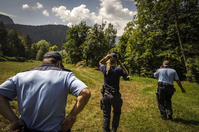 Blejski policisti so bili obveščeni o iztekanju nepredelanih odplak v reko. FOTO: Voranc Vogel/Delo