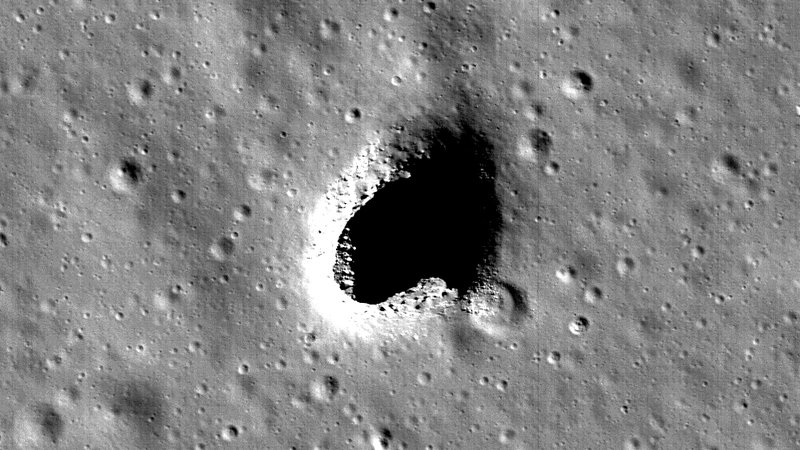 Fotografija: Posnetek udornine na območju hribovja Marius, ki je nastal v okviru japonske misije Kaguja. Znanstveniki so zdaj potrdili, da gre pravzaprav za spodmol oziroma vhod v lavno jamo, ki bi lahko bila primerna za bodoče naselbine na Luni. FOTO: Nasa