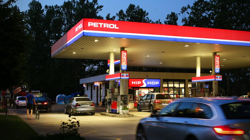 Fotografija: Rast prodaje trgovskega blaga na Petrolovih bencinskih servisih se bo zagotovo nadaljevala. Po novem bodo trgovine ob praznikih in nedeljah zaprte. FOTO: Jure Eržen