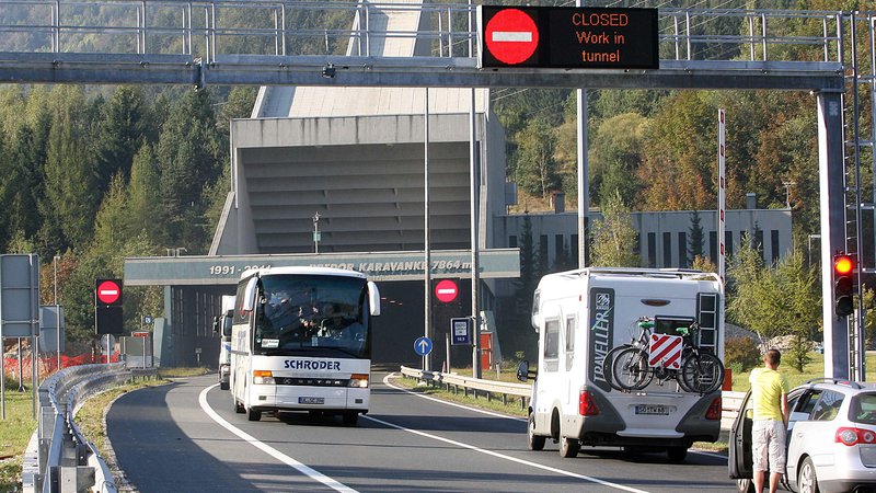Fotografija: Devetkilometrski zastoj je na gorenjski avtocesti pred predorom Karavanke, ki ga občasno zapirajo proti Avstriji. FOTO: Delo