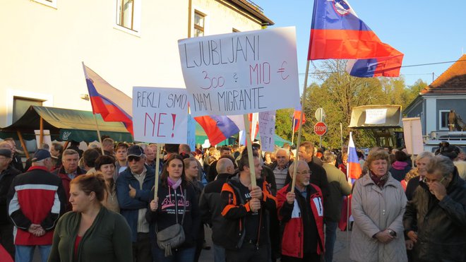 V civilni iniciativi spet napovedujejo protestni shod proti migrantskemu centru, kakršen se je zgodil jeseni leta 2016. FOTO: Bojan Rajšek/Delo