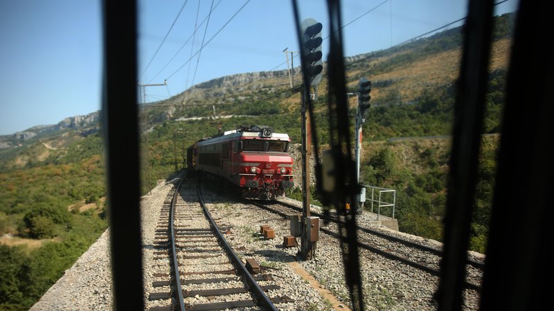 Fotografija: Vožnja z vlakom od Divače do Kopra še dolgo po tem tiru. Foto Jure Eržen