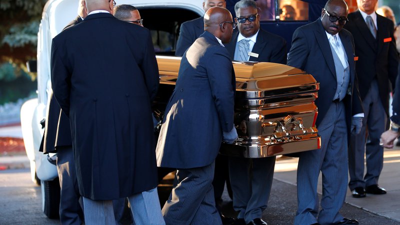Fotografija: Krsta Arethe Franklin ob prihodu na pogrebno slovesnost FOTO: Reuters