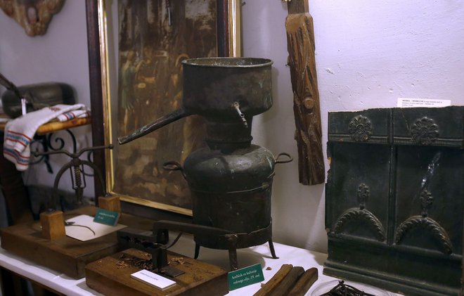 V Krajevnem muzeju hranijo kotliček, v katerem so v Blagajevem času kuhali rožno olje.<br />
<br />
FOTO Blaž Samec