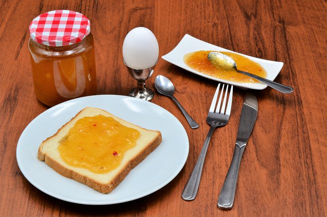 Kaj bomo danes jedli? je vprašanje, ki si ga v jutranji naglici več kot polovica slovenskih šolarjev oziroma njihovih staršev ne postavlja. FOTO: Thinkstock Getty Images/istockphoto