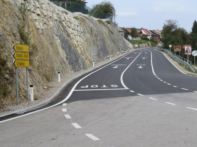 Zahtevano odstavno vozišče so zgradili, zdaj morajo pristojne službe zadostiti schengenskim standardom. FOTO: Bojan Rajšek/Delo