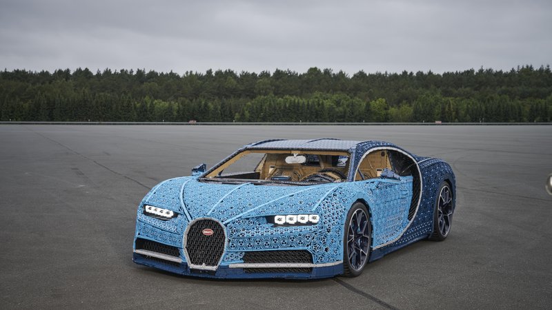 Fotografija: Bugatti chiron iz lego kock v naravni velikost. Foto Lego