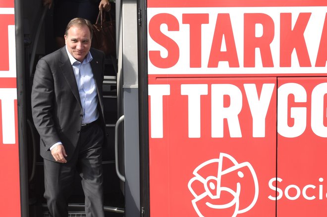 Vladajoči Socialdemokrati pod vodstvom premiera Stefana Löfvena so se v iskanju ponovnega stika z razočaranimi volivci že pred volilno kampanjo premaknili na desno. FOTO: Afp