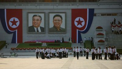 Fotografija: Zaradi spremenjenih okoliščin 70. obletnice ustanovitve Severne Koreje ne bodo proslavljali z jedrskimi preizkusi ali izstrelitvami novih raket; to pa seveda ne pomeni, da se bo ikonografija iz minulih časov spremenila. FOTO: AFP
