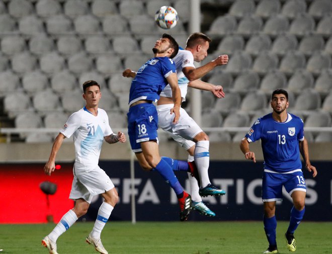 Robert Berić (v zračnem dvoboju desno) bi dosežen gol v hipu zamenjal za zmago. FOTO: Yiannis Kourtoglou/Reuters