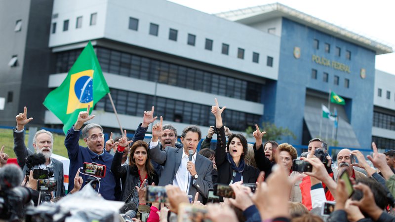 Fotografija: Namesto Lula da Silva se v imenu Delavske stranke v predsedniško bitko podaja Fernando Haddad. FOTO: Rodolfo Buhrer/Reuters