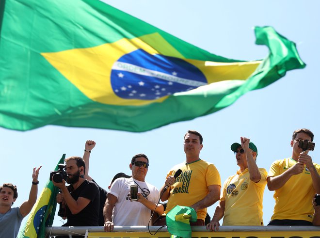 Sin Jairja Bolsonara, Flavio, v Riu de Janeiru nagovarja očetove podpornike. FOTO: Pilar Olivares/Reuters