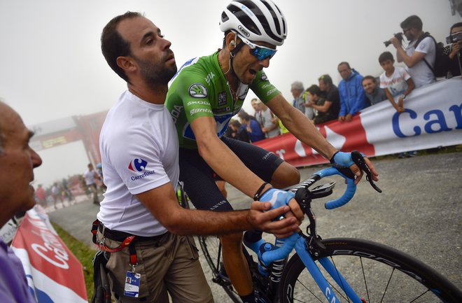 Tudi Alejandro Valverde je bil na robu z močmi. FOTO: AP