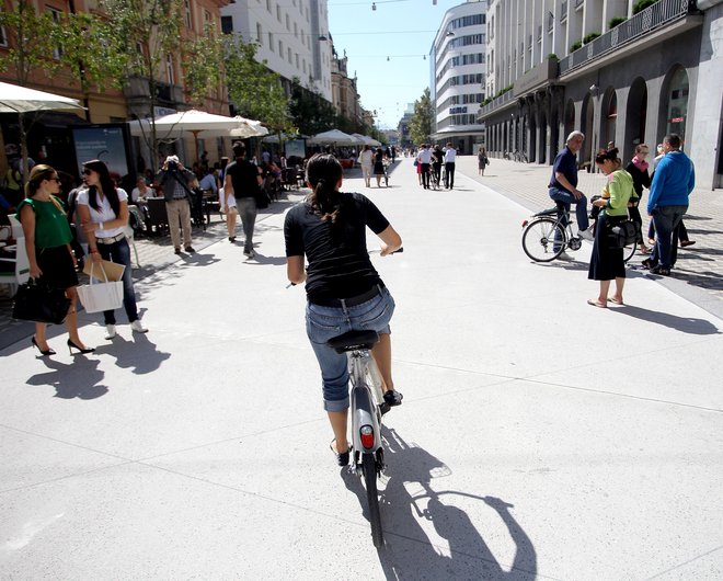 Med trajnostnimi ukrepi mestne občine Ljubljana je ureditev kolesarskih poti. FOTO: Roman Šipić/Delo