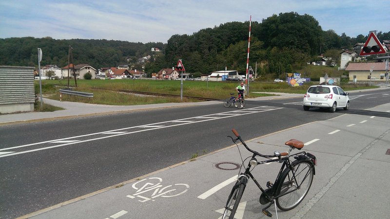 Fotografija: Nov odsek kolesarske steze se konča na pločniku, pazljivost pri prehodu ni odveč. Fotografije Aleš Stergar