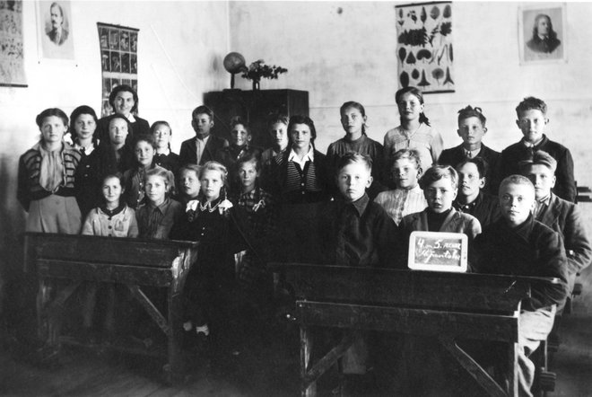 Četrti in peti razred na OŠ Repentabor, 14.4.1948. Foto Fototeka Slovenskega šolskega muzeja