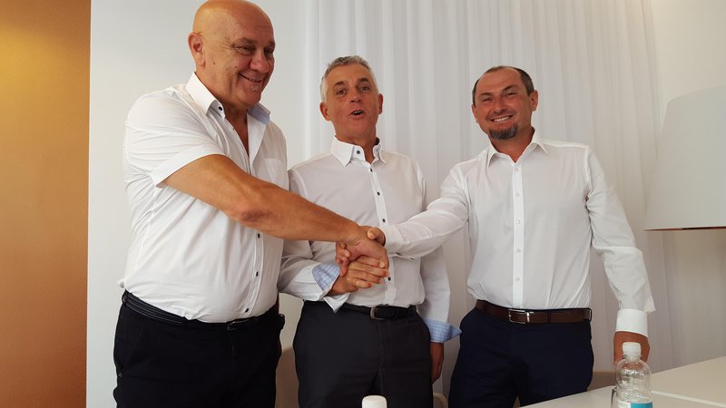 Fotografija: Tomaža Gantarja (v sredini) sta pri kandidaturi za piranskega župana podprla Robert Fakin in Gašpar Gašpar Mišič, ki so ju pred tem omenjali kot možna županska kandidata. FOTO: Boris Šuligoj