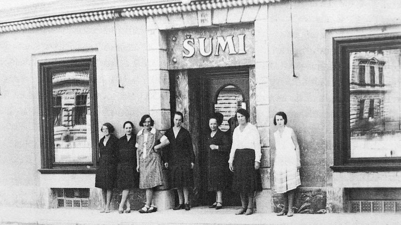 Fotografija: Prodajalke pred trgovino Šumi okrog leta 1930. Fotografija je last Angelike Hribar.