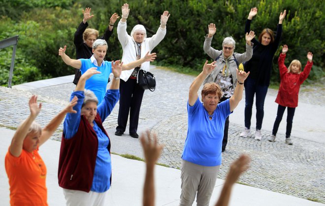 Ob svetovnem dnevu alzheimerjeve bolezni so po vsej državi potekali sprehodi za spomin, tudi v Ljubljani, ki velja za do demence prijazno mesto, so se ga mnogi udeležili v soboto. FOTO: Roman Šipić