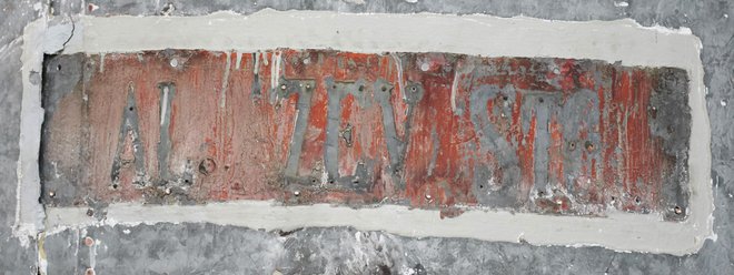 Pod sedanjim napisom Aljažev stolp so restavratorji odkrili sledi prvotnega napisa izpred več kot stoletja. FOTO: Arhiv ZVKDS