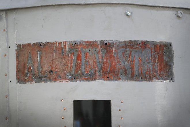 Med obnovo so se potrdile domneve, da je bil pod napisom Aljažev stolp še starejši napis. Foto Leon Vidic