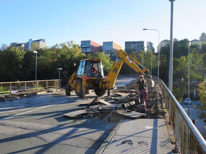 Savski most na državni cesti v Kranju bodo prenovili do marca prihodnje leto. Foto Blaž Račič
