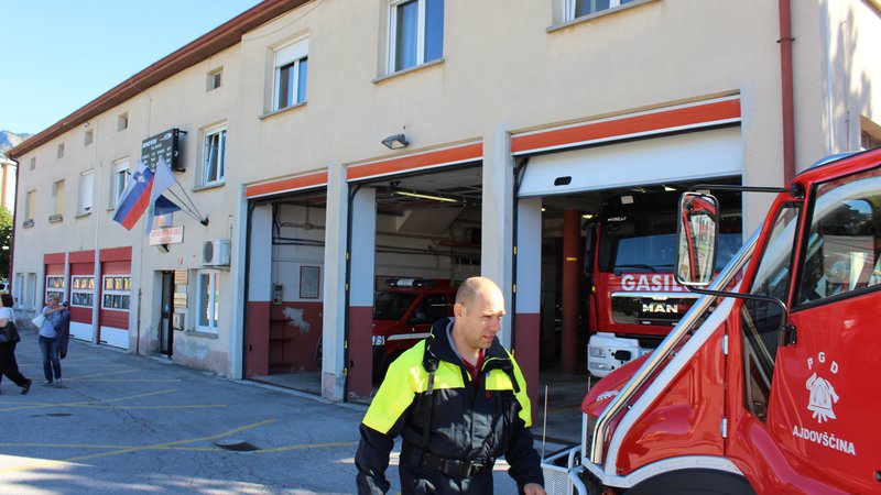 Fotografija: Ajdovska poklicna gasilska enota je ena od treh slovenskih izjem glede na zahtevano minimalno število gasilcev. Foto Blaž Močnik