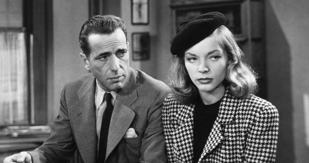 Pridevnik noir povezujemo s črnobelimi filmi, v katerih nastopajo mačo detektivi v slogu Humphreya Bogarta, ki je brihten in odrezav in ki se lahko zoperstavi še tako usodni ženski. Foto Prizor iz filma Globoko spanje