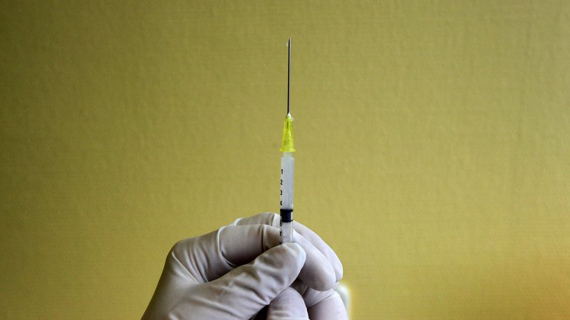 Fotografija: Ker se virusi gripe stalno spreminjajo, se spreminja tudi cepivo, zato se je treba cepiti vsako leto. FOTO: Karoly Arvai/Reuters