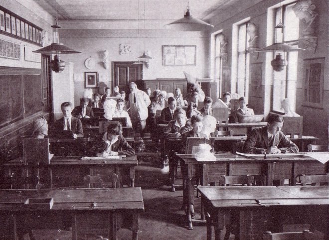 Pri pouku geometrije v dvajsetih letih prejšnjega stoletja. Foto Arhiv Gimnazije Novo Mesto