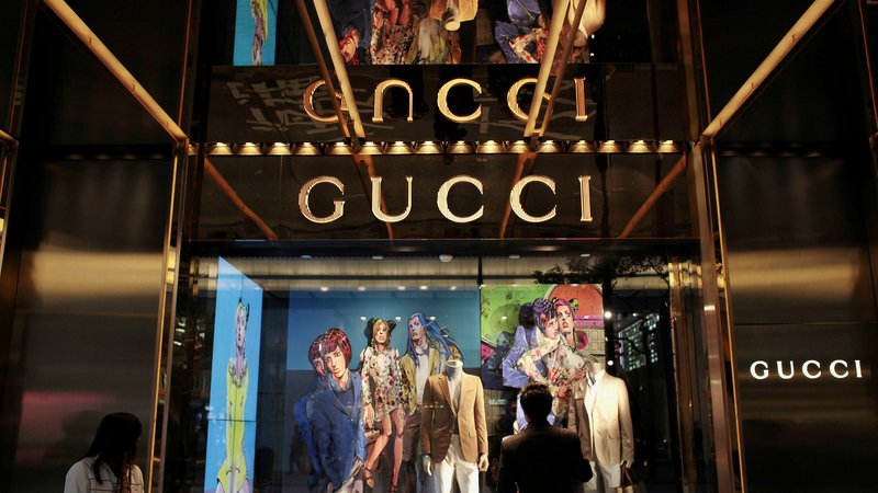 Fotografija: Nekatere luksuzne znamke, med njimi tudi Gucci, so letos na Kitajskem povečale prodajo za 30 odstotkov. FOTO: Reuters
