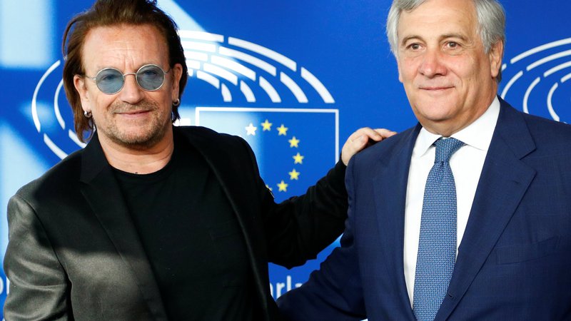 Fotografija: Bono in predsednik evropskega parlamenta Antonio Tajani. Foto: Francois Lenoir/Reuters