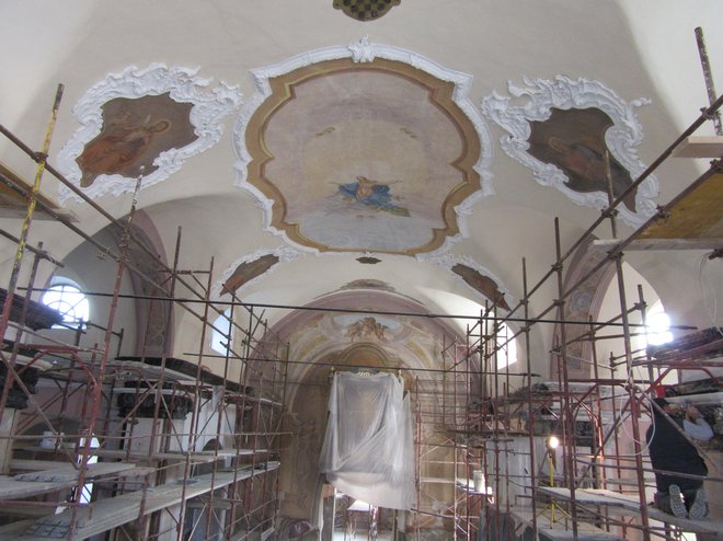 Ladja cerkve ostaja taka, kot jo farani poznajo, le da bo obnovljena, vključno z opremo. FOTO: Špela Kuralt/Delo