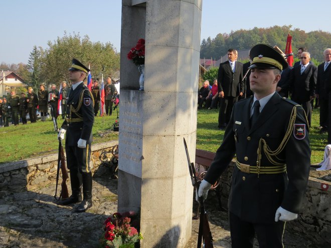 Padlim borkam in borcem se je pred spomenikom poklonila tudi častna straža slovenske vojske. FOTO: Bojan Rajšek/Delo